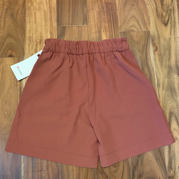 Lululemon noir short 5.5” inseam size 4 RSTC - Picture 4 of 6